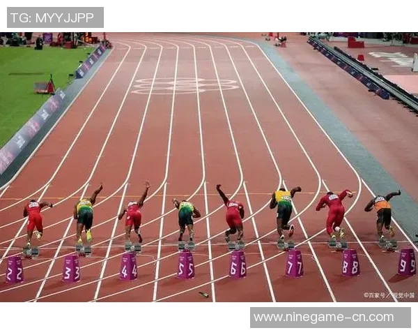 以足球场上奔跑如猩猩般威猛的球星为主角展现速度与力量的完美结合